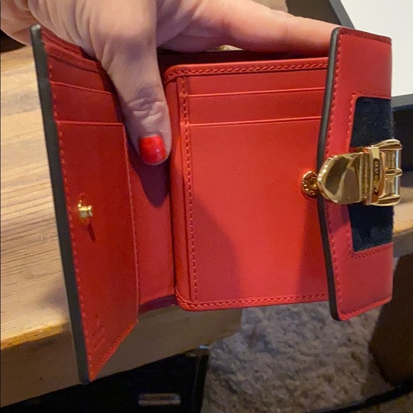 Authentic Gucci Sylvie Wallet - Picture 4 of 9